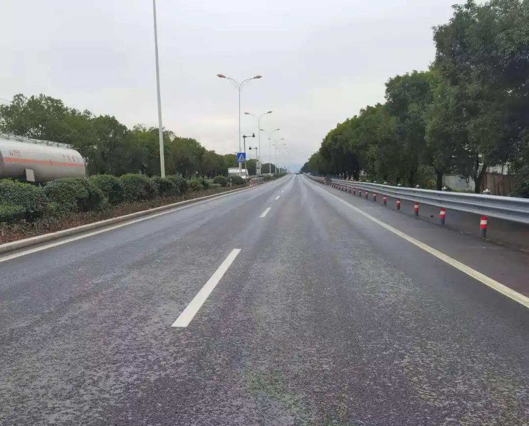 首次應(yīng)用半柔性路面材料！紹興錢陶公路提升改造工程完工了