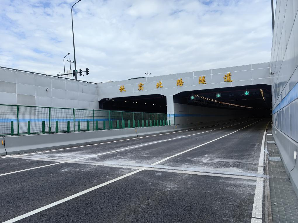 速看！超早強(qiáng)UHPC 6小時(shí)快速搶補(bǔ)秋實(shí)北隧道口主車(chē)道伸縮縫